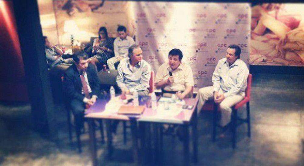 Los amigos del colegio de Macri le hacen un acto de desagravio a Dur�n Barba