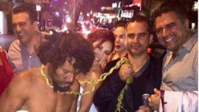 Pol�mica: millonarios usan de mascota a un indigente