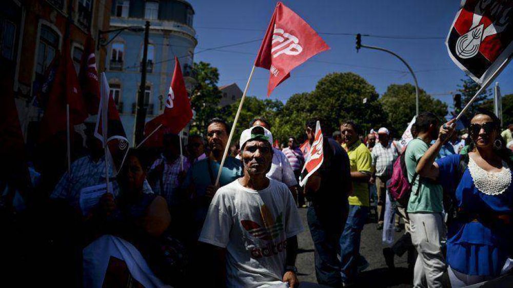 Miles de personas se manifiestan en Portugal contra el Gobierno y la austeridad