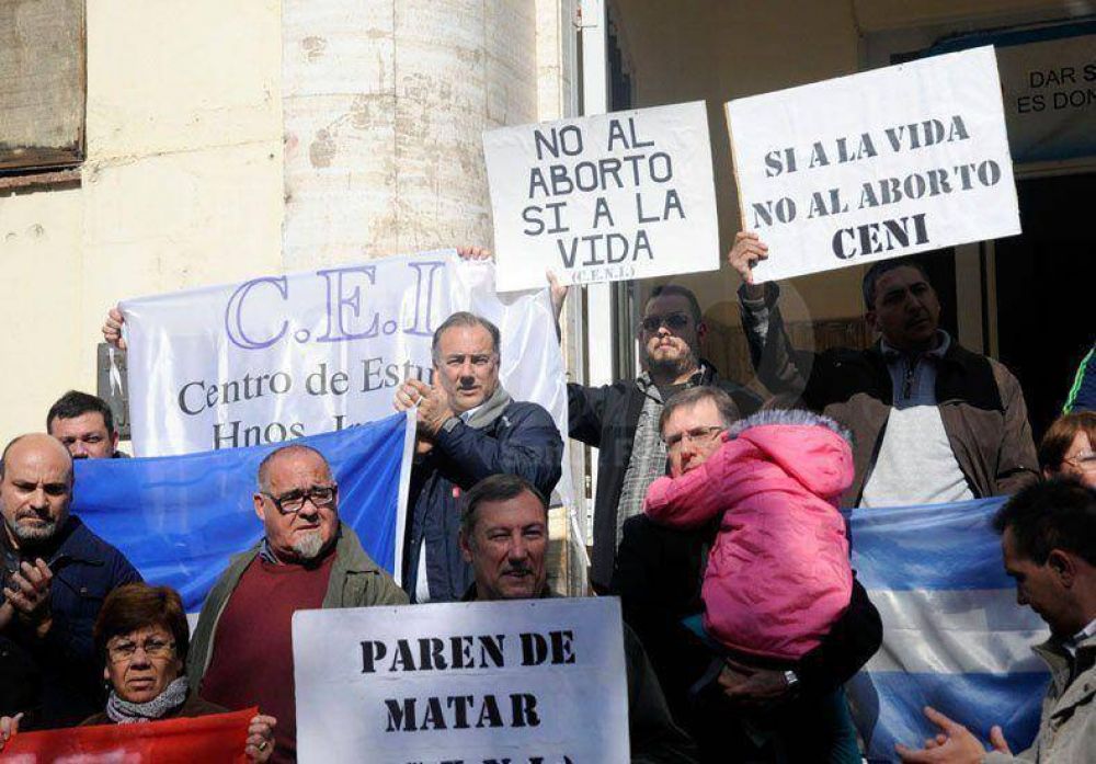 Distintas organizaciones se manifestaron frente al Iturraspe contra el aborto no punible