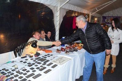 Artesanos y emprendedores comercializan sus productos en la Feria Popular del Libro