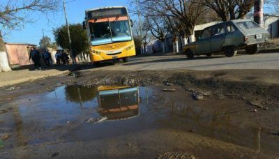 Estrenaron el asfalto y al poco tiempo, las primeras grietas