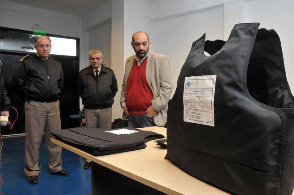 Presentaron chalecos antibalas