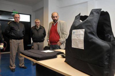 Presentaron chalecos antibalas