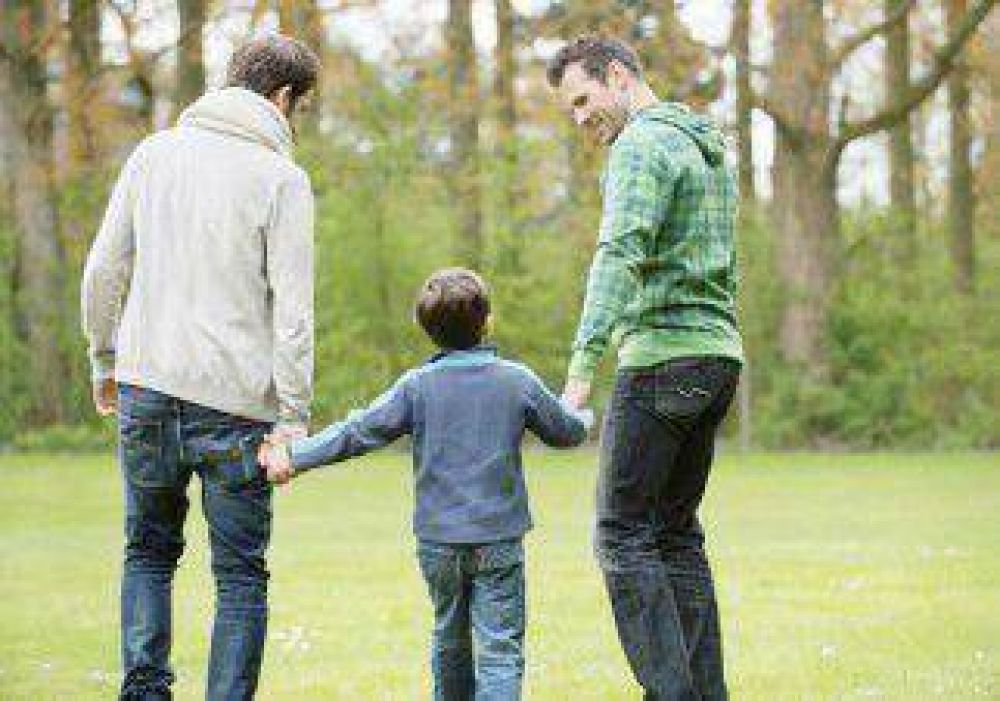 Veinte parejas homosexuales se anotaron para adoptar 