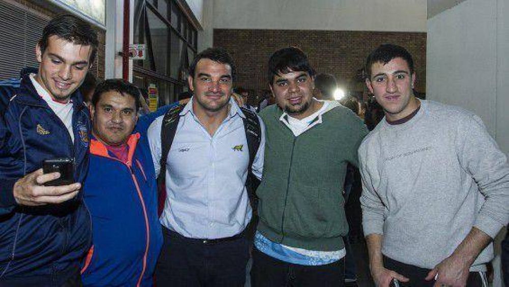 Gran apoyo a Los Pumas en su llegada a Mendoza