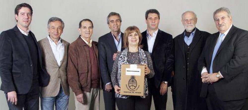 Los 8 precandidatos a gobernador se reunieron para la foto del Diario
