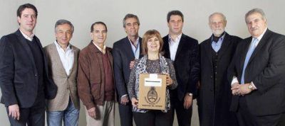 Los 8 precandidatos a gobernador se reunieron para la foto del Diario
