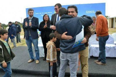 El Gobernador entreg� viviendas a 30 familias en Villa Berthet