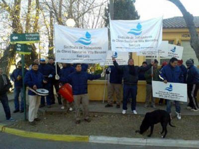  Empleados de Obras Sanitarias de Justo Daract en protesta por 