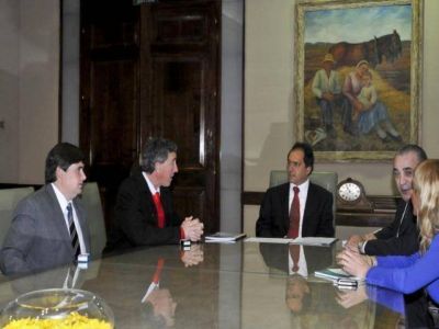Catt�neo firma convenios para alumbrado y pavimentaci�n con el gobernador.