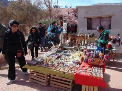 Los turistas coparon las calles del Purmamarca