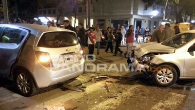 Violento choque de dos autos provoc� un gran susto