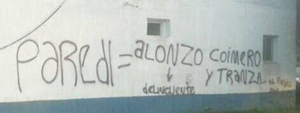 El destacamento de Mar Chiquita amaneci con un mensaje para Alonso y Paredi 