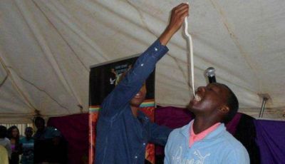 Pastor obligaba a fieles a comer serpientes vivas