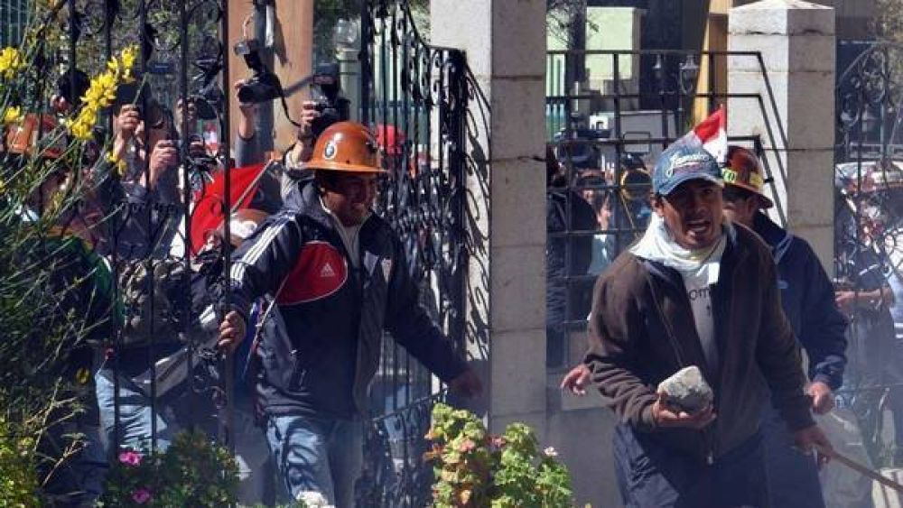 Mineros chocan con pol�c�as y 8 ministros escapan por los techos en Bolivia