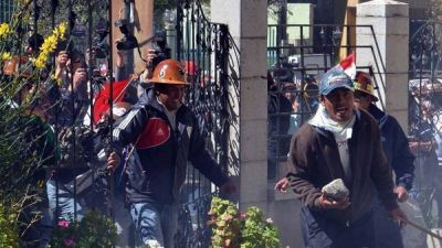 Mineros chocan con pol�c�as y 8 ministros escapan por los techos en Bolivia
