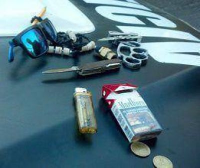 Dos j�venes detenidos con armas