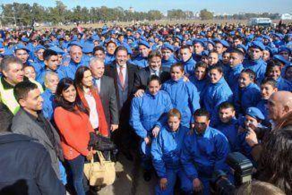 Egresaron los primeros 383 agentes de la Academia de Polic�a Local de Quilmes