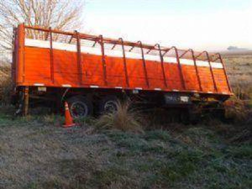 Un acoplado sin control despist� a un auto en la Ruta N� 5