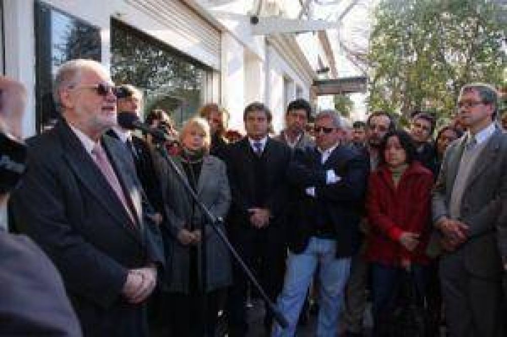 Un�nime repudio y reclamo para esclarecer agresi�n antisemita
