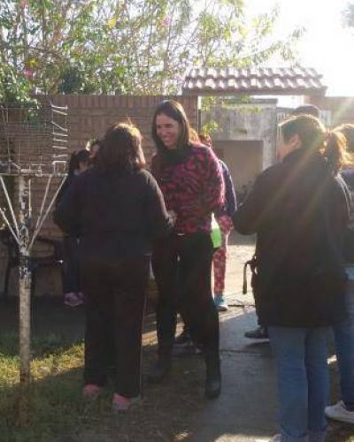 Sarita Alperovich camina como un miembro m�s de la comitiva