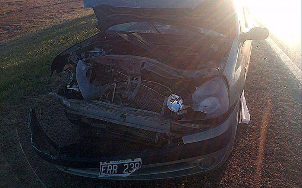 Ruta 3: Auto embisti� de atr�s a una camioneta sin luces que se dio a la fuga