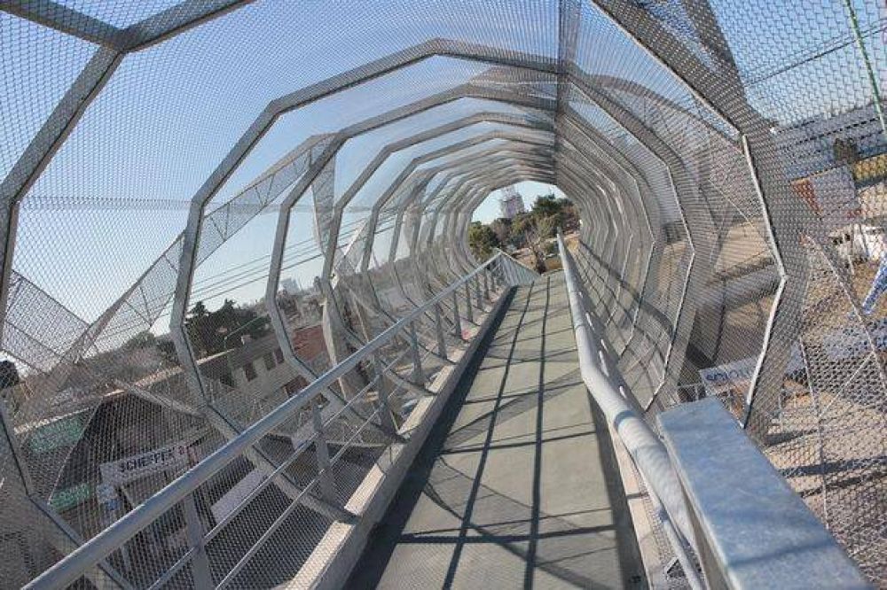 En 122 y 51 vecinos y estudiantes ya cruzan por el puente peatonal