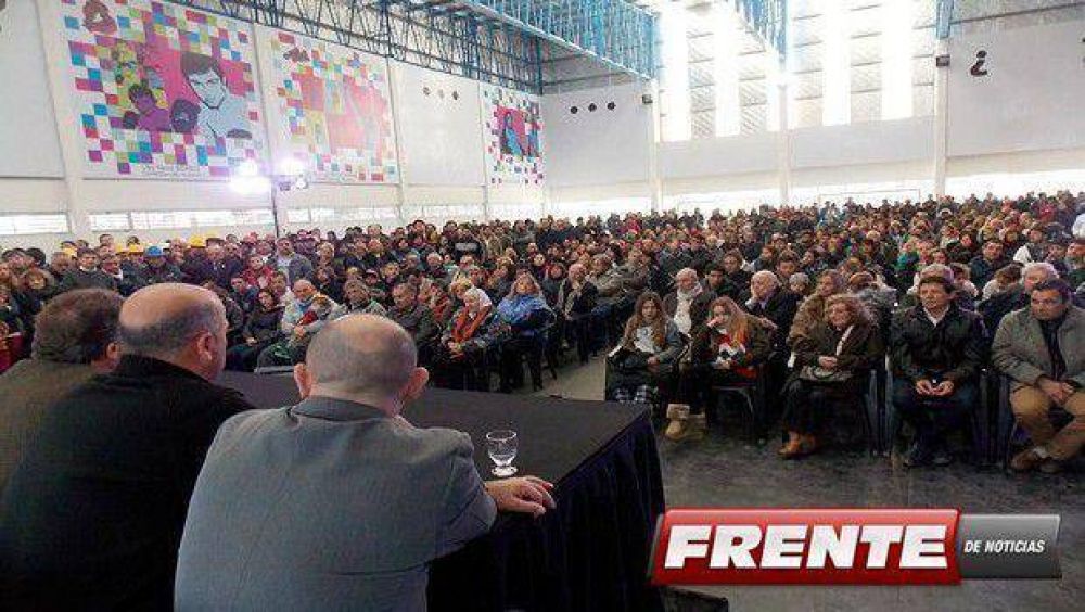 Ante miles de vecinos, Pulti present� el primer polideportivo barrial