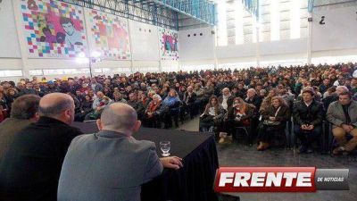 Ante miles de vecinos, Pulti present� el primer polideportivo barrial
