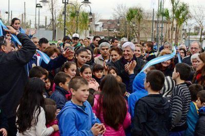 Andreotti inaugur� la Plaza 'Juan Manuel de Rosas' en barrio Aviaci�n