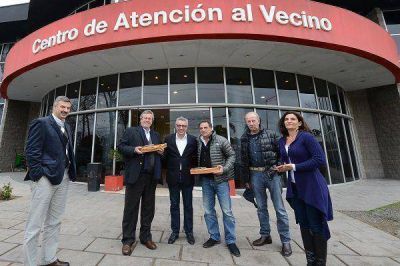 Julio Zamora recibi� en Tigre al Intendente de Maldonado, Uruguay