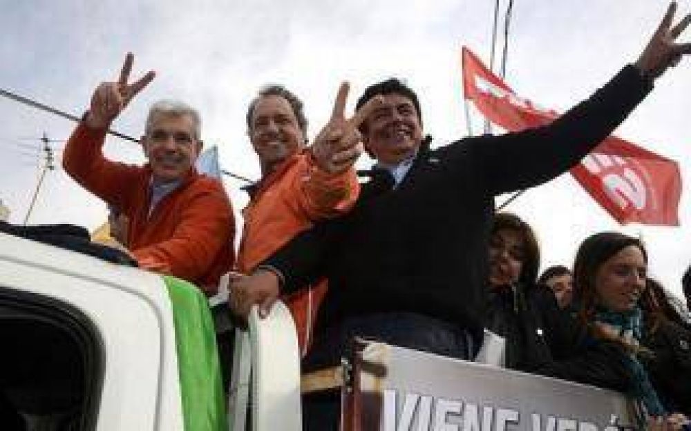 Scioli, Zannini, Dom�nguez y Espinoza contin�an con las caravanas