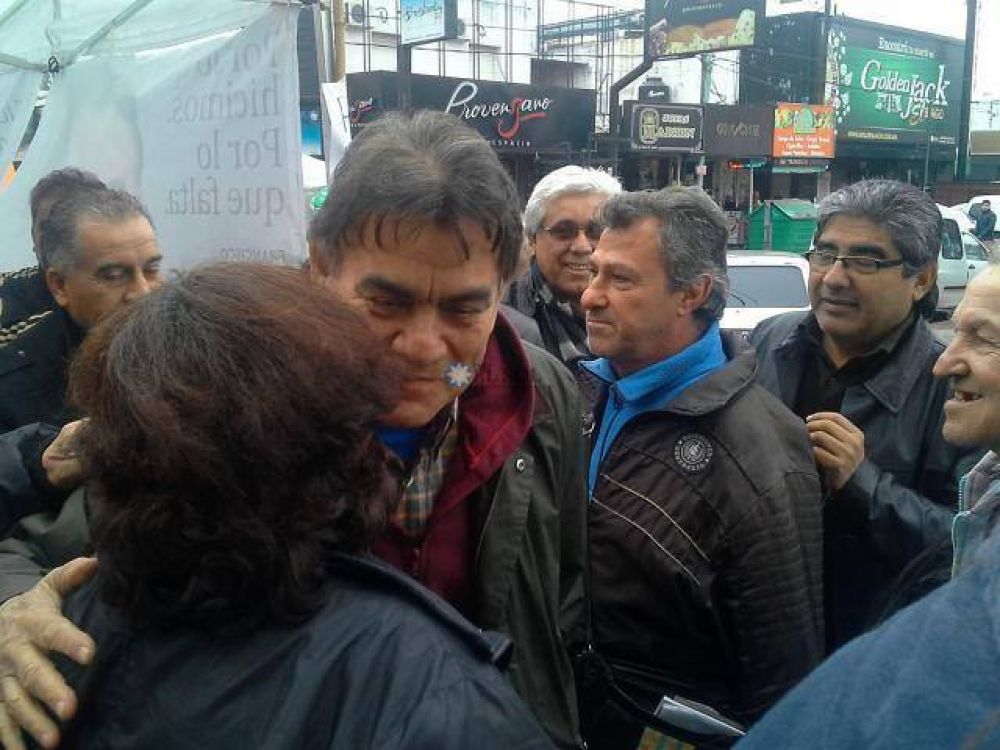 Guti�rrez, en campa�a, dialog� con comerciantes de la 844 y recorri� la Feria de Solano