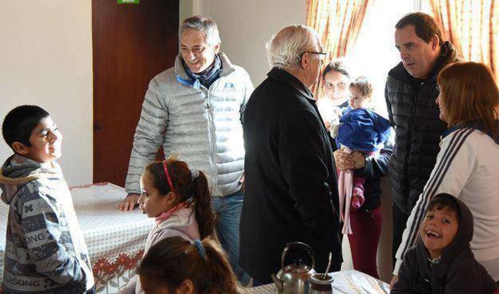 Vitale y Eseverri visitaron la Capilla Inmaculada del barrio Coronel Dorrego