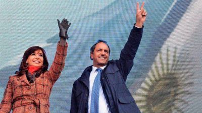 Scioli ya ofrece ministerios, pero antes consulta con la Presidente