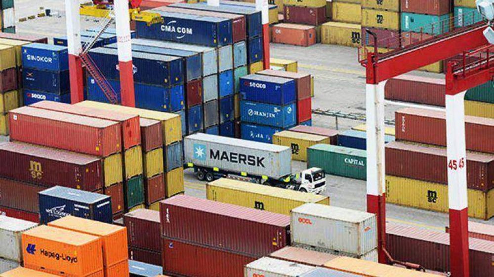 Importadores alertaron que el supervit del comercio exterior cay 65%