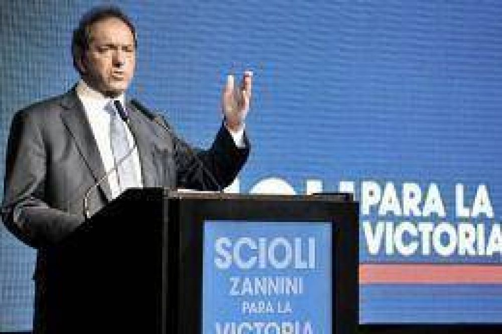 Scioli acompa�� en diferentes actos a los precandidatos a la gobernaci�n bonaersense