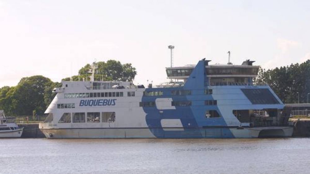 Sigue la b�squeda del joven que habr�a ca�do al R�o de la Plata desde un barco de pasajeros