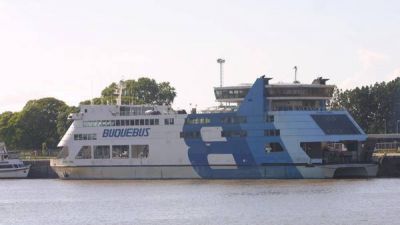 Sigue la b�squeda del joven que habr�a ca�do al R�o de la Plata desde un barco de pasajeros