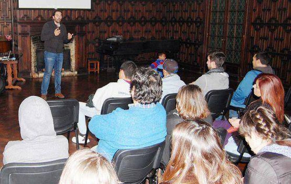 Mat�as Molle junto a los j�venes: �Somos el futuro de San Fernando�