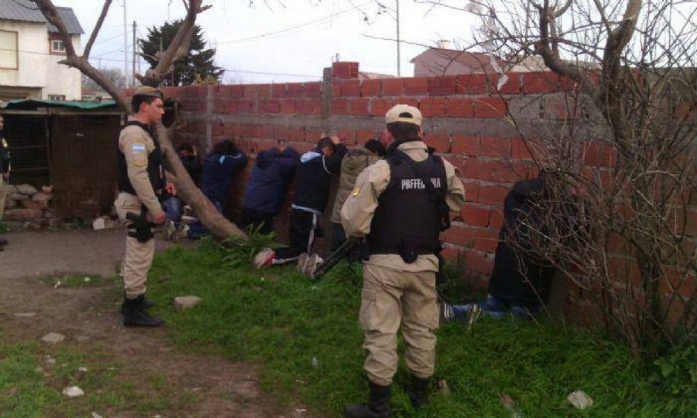 Secuestran droga y arma en el barrio Libertad, donde detienen a seis personas