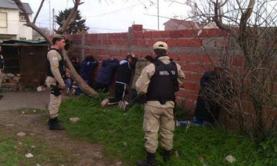 Secuestran droga y arma en el barrio Libertad, donde detienen a seis personas