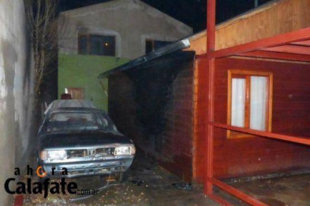 Incendio consumi� un auto y parte de una casa: Habr�a sido intencional