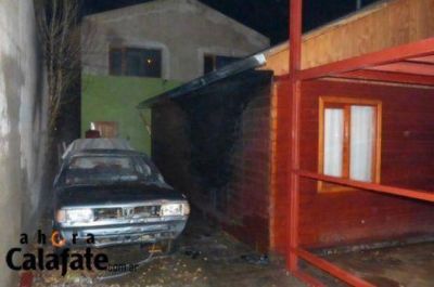 Incendio consumi� un auto y parte de una casa: Habr�a sido intencional