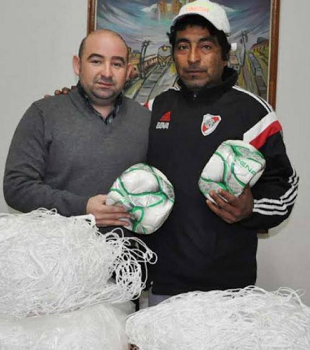 Pablo Mirolo entreg� elementos deportivos al club Estrella Roja