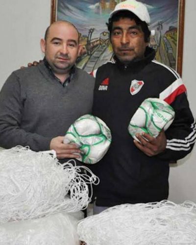 Pablo Mirolo entreg� elementos deportivos al club Estrella Roja