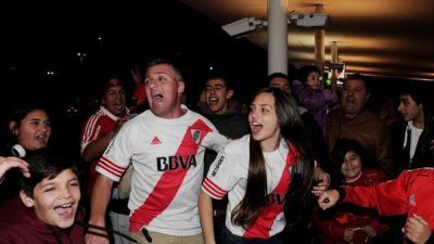 Hinchas de River viajan a Monterrey sin entradas y con un gran sue�o