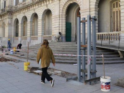 La Municipalidad paraliz� las obras para enrejar la Facultad de Derecho