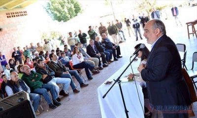 Al entregar un colectivo, Colombi anunci� que ampliar�n las instalaciones del colegio